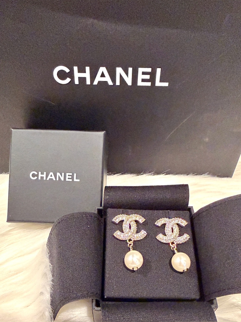 NEW Chanel Resin and Strass Metal Pearl Drop Earrings - Picture 9 of 11